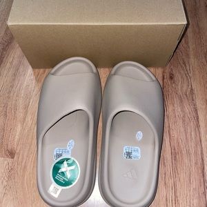 Yeezy slides men’s size 5 women’s size 6 1/2 but fit like a 6 brand new